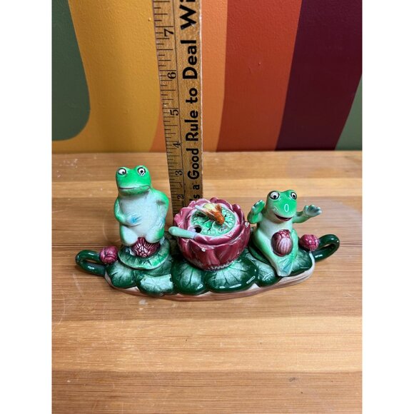 Vintage ceramic frogs on a lily pad salt and pepper shakers - small chips - Picture 3 of 10
